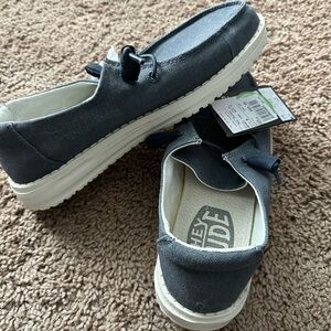 Hey Dude  Navy size 6